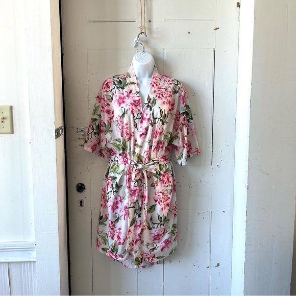 Show me your MuMu BRIE Floral Garden Print Short Kimono Robe - Picture 5 of 14